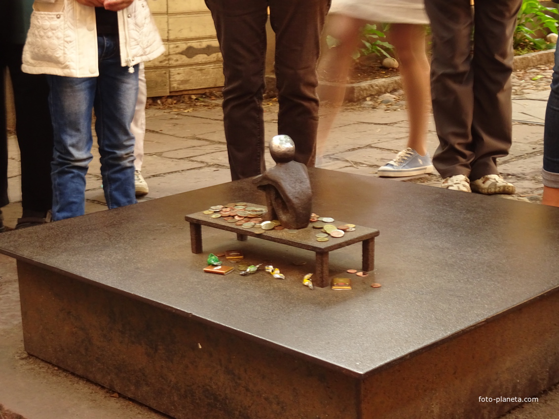 Памятник мальчику, смотрящему на Луну