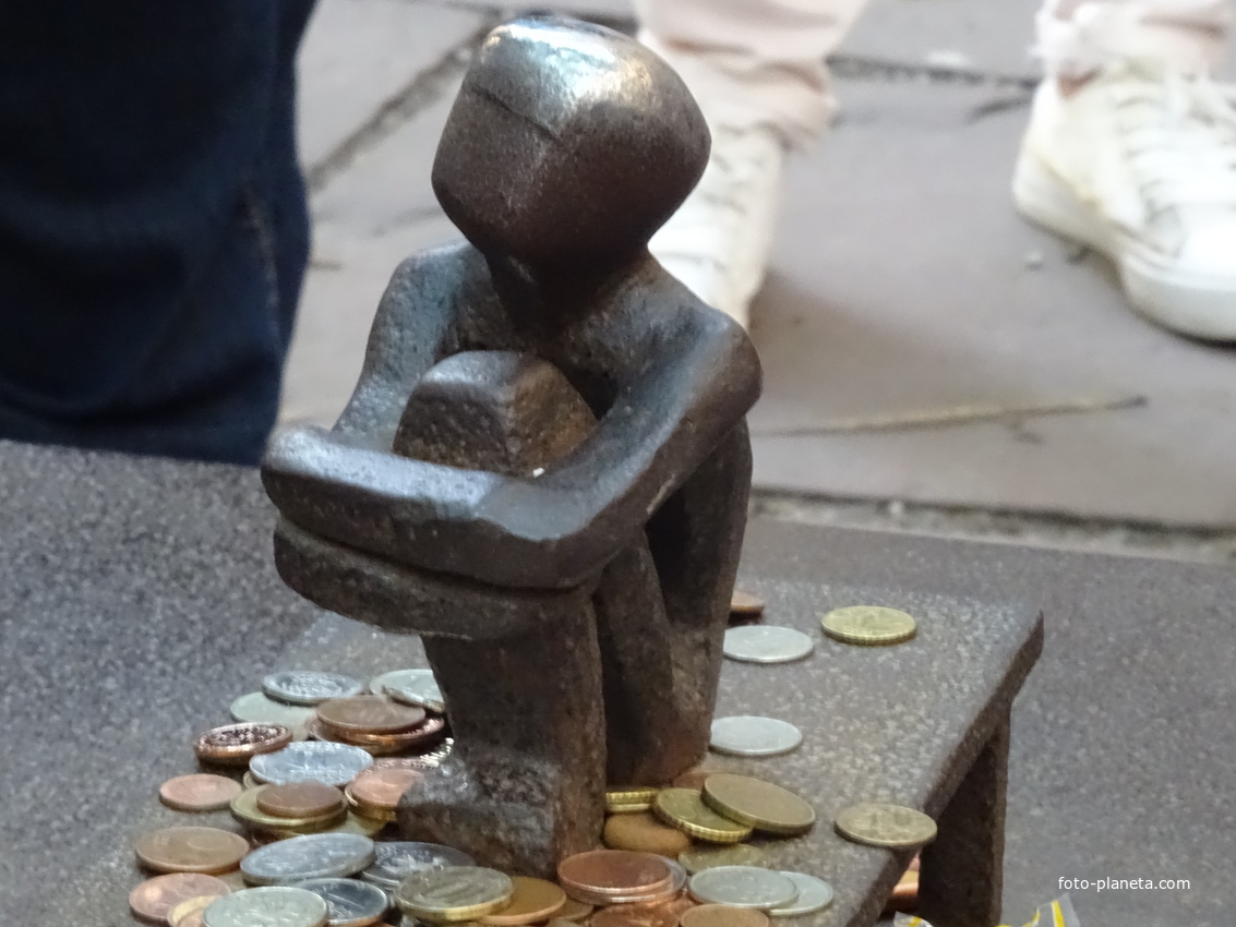 Памятник мальчику, смотрящему на Луну