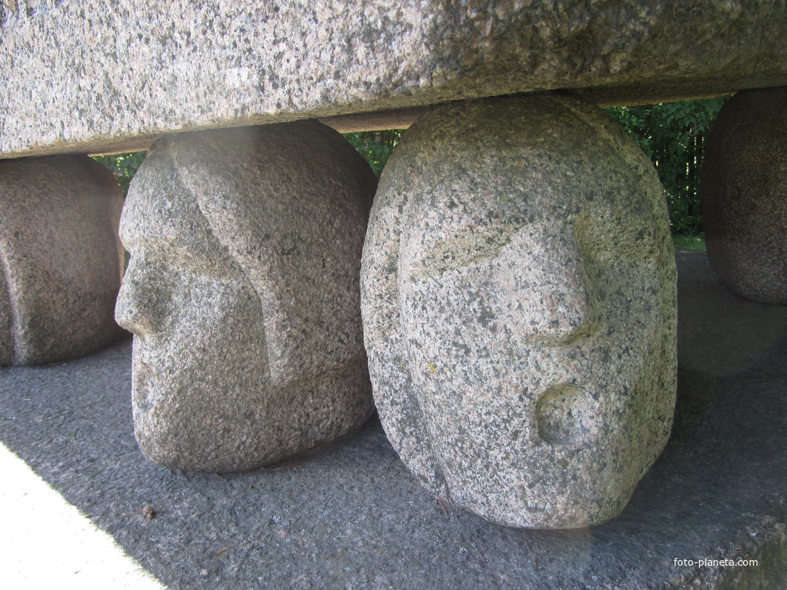 Памятный камень в честь первого всеобщего певческого праздника, фрагмент