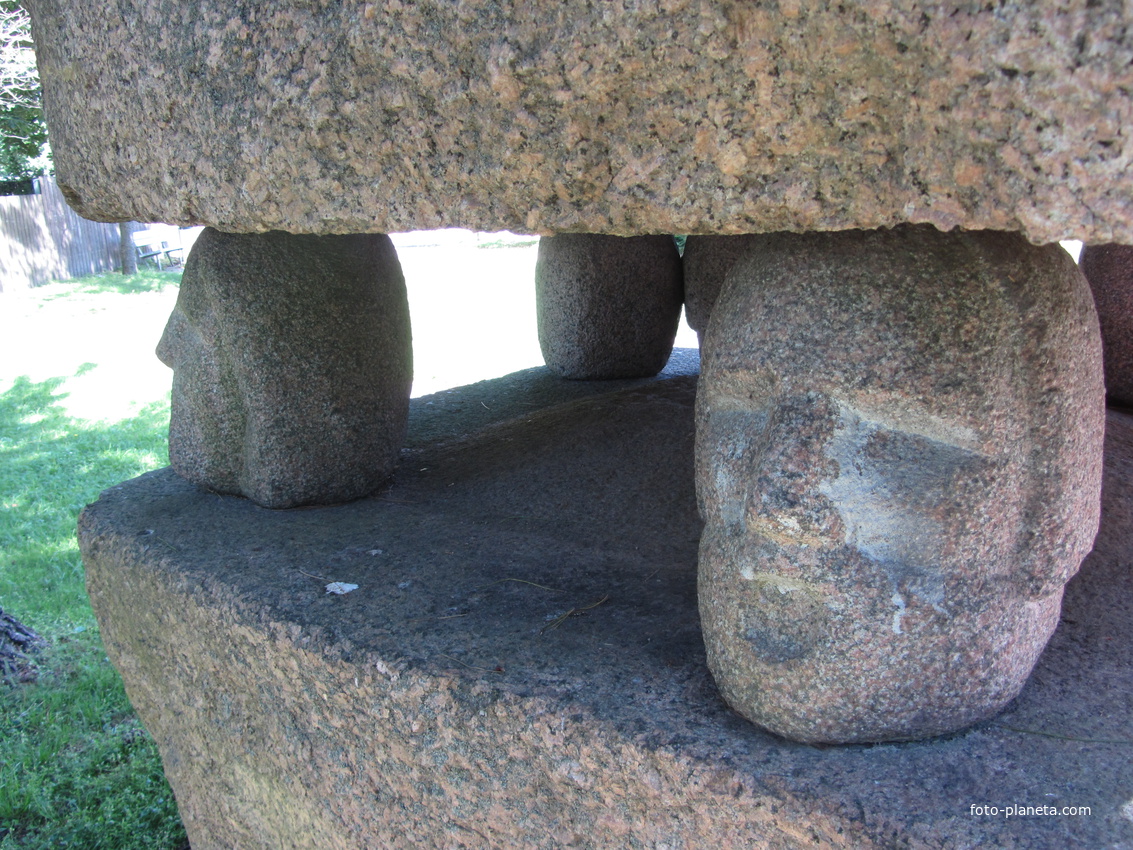 Памятный камень в честь первого всеобщего певческого праздника, фрагмент