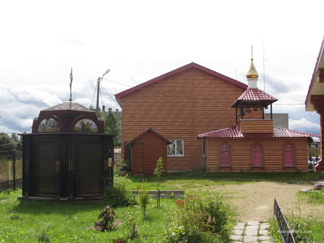 На территории церкви