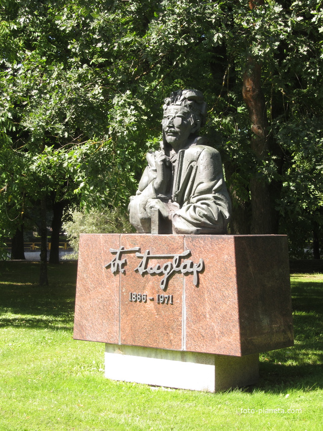 Памятник Фридеберту Тугласу