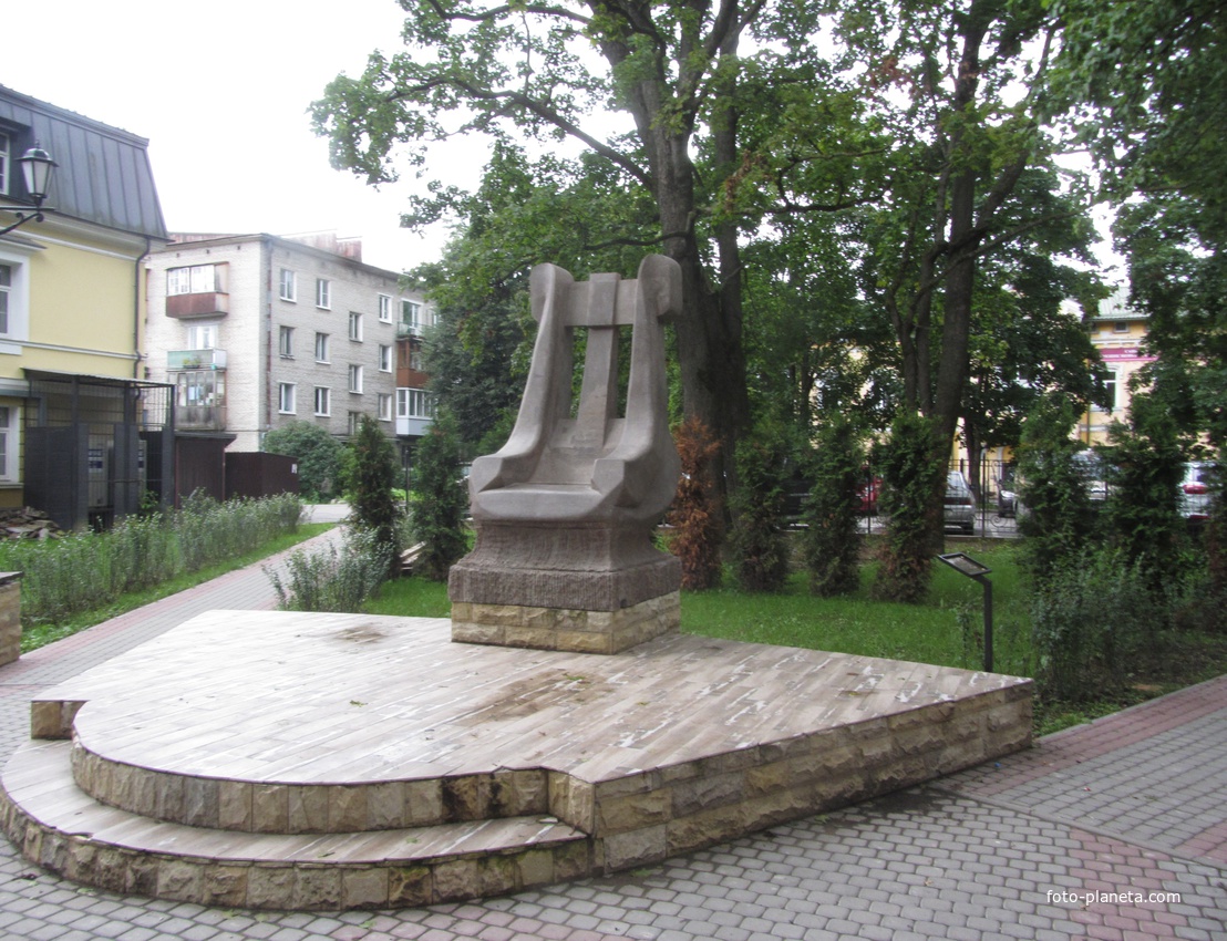 Поэтический сквер. Трон. поэта