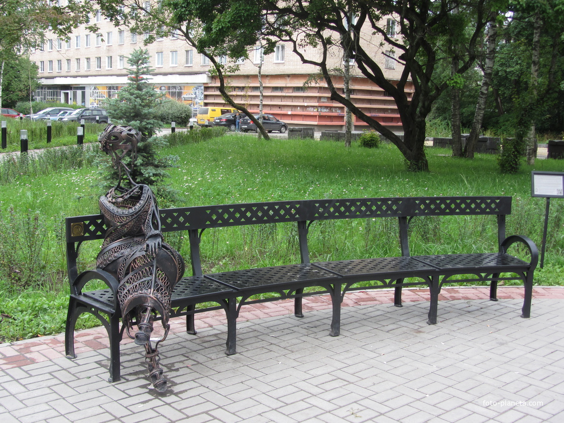 Скульптура &quot;Мужчина и Женщина&quot; на Театральной площади