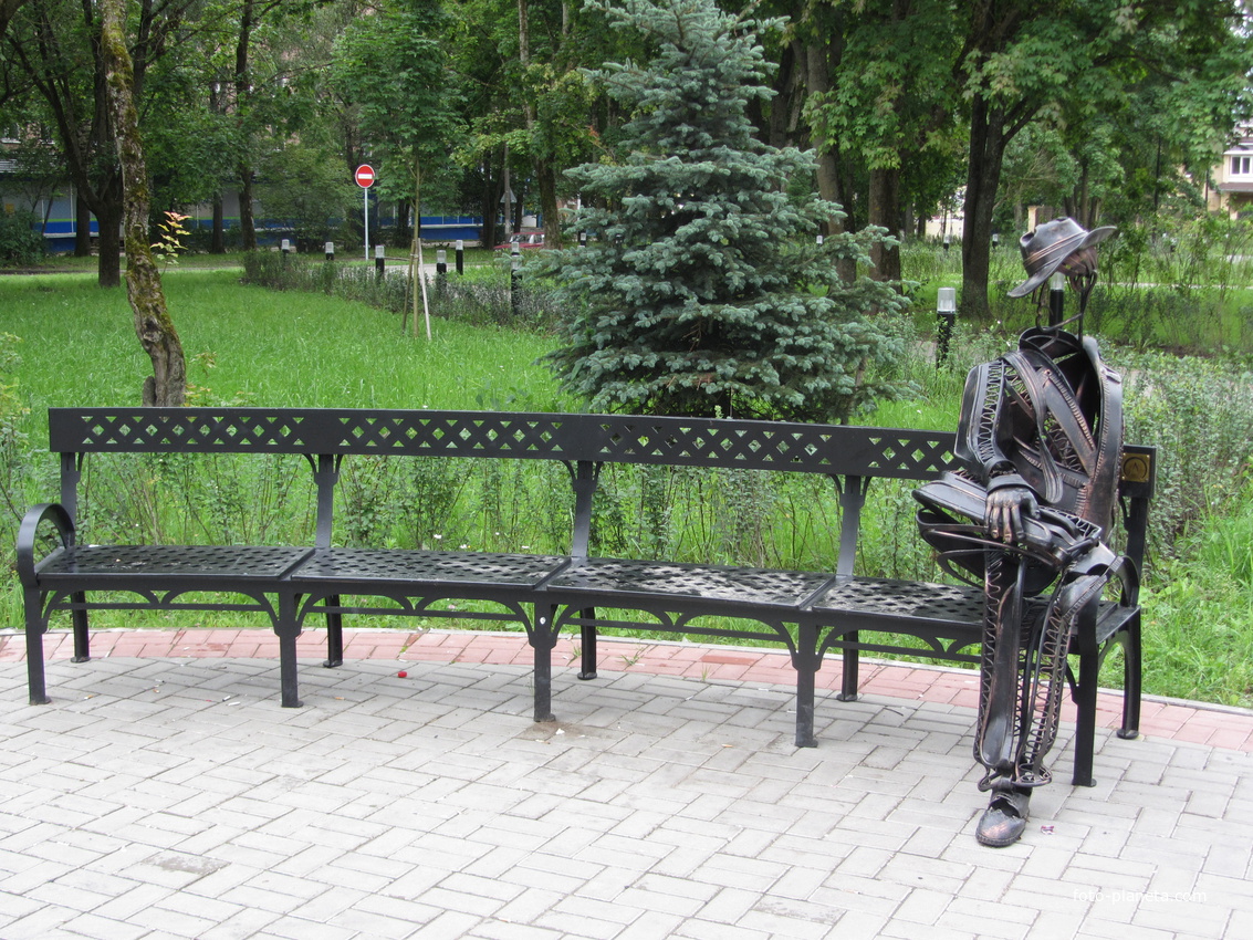 Скульптура &quot;Мужчина и Женщина&quot; на Театральной площади