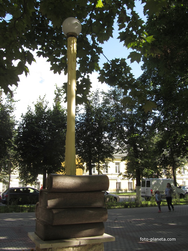 Фонарь-свеча в поэтическом сквере