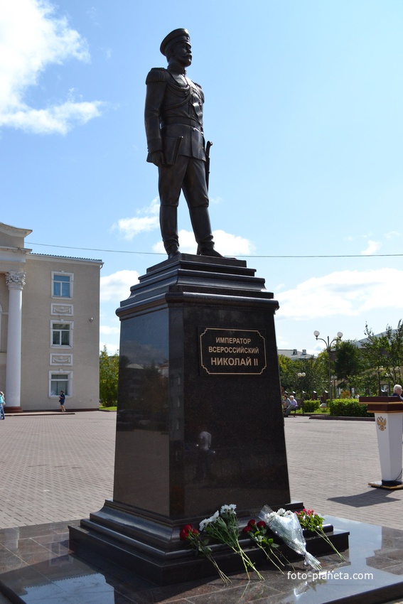 Памятник императору Николаю II