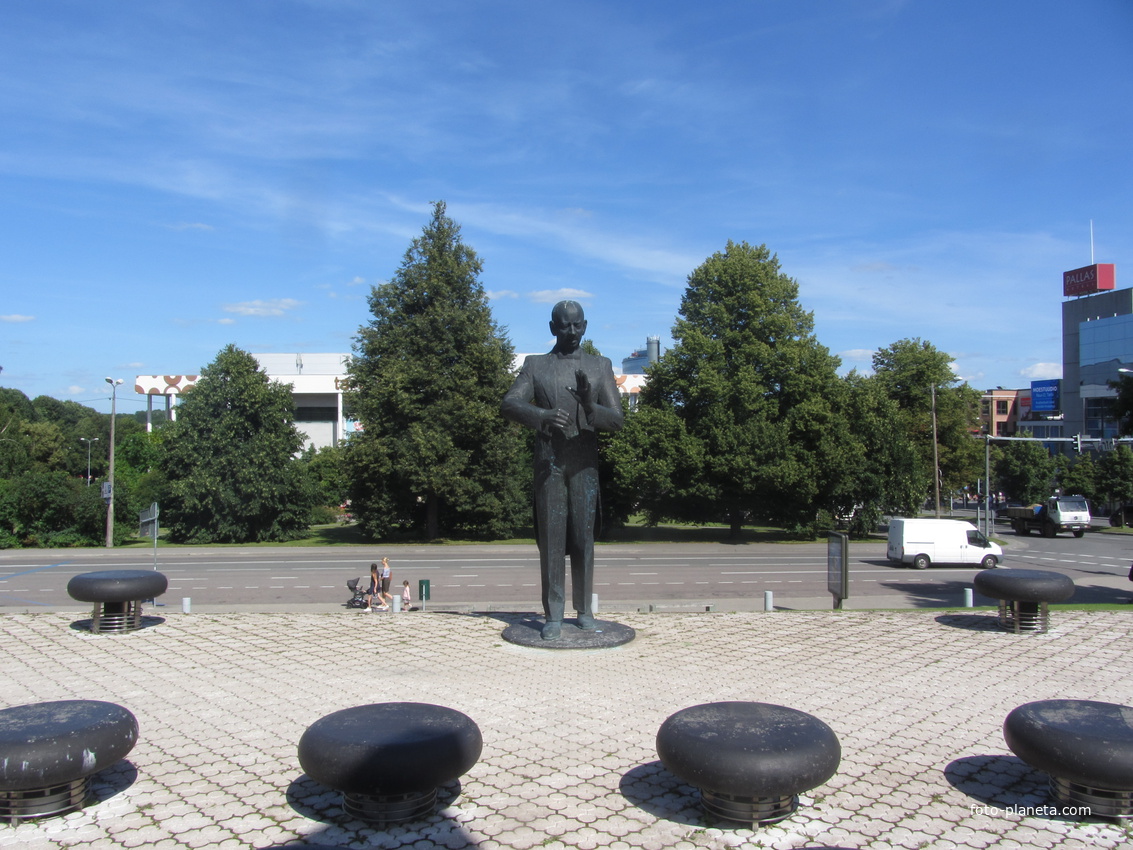 Памятник Эдуарду Тубину