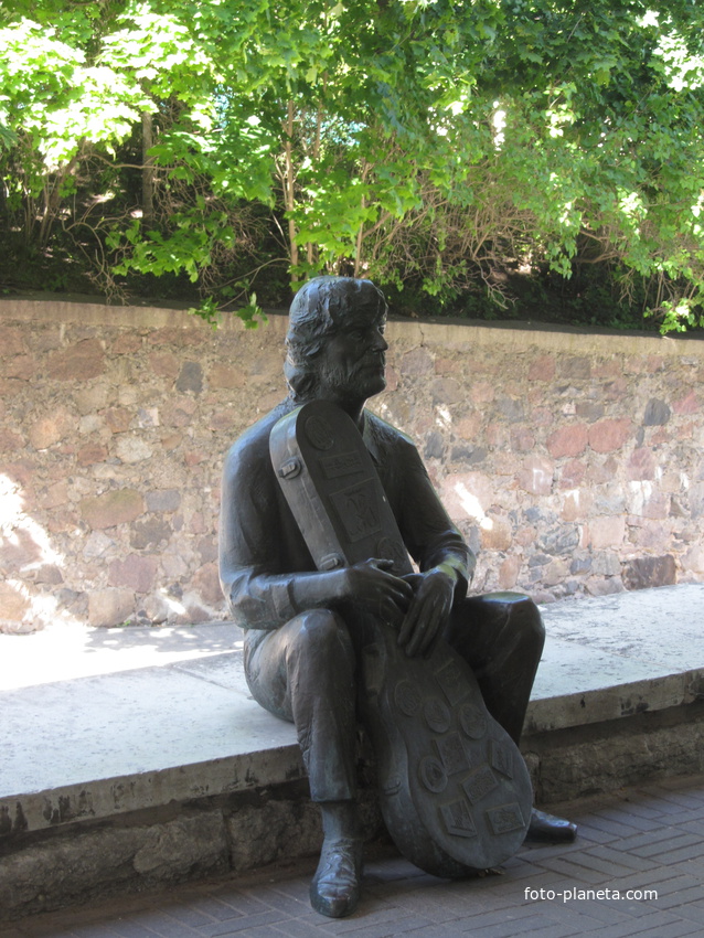 Театр «Ванемуйне» Памятник Карлу Меннингу (1874 - 1941), эстонскому режиссеру