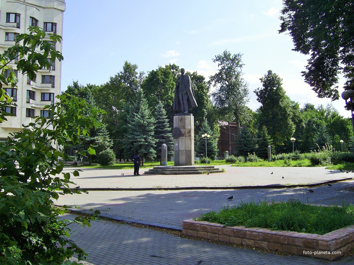 В.Волжская Набережная - Памятник П.Н. Нестерову