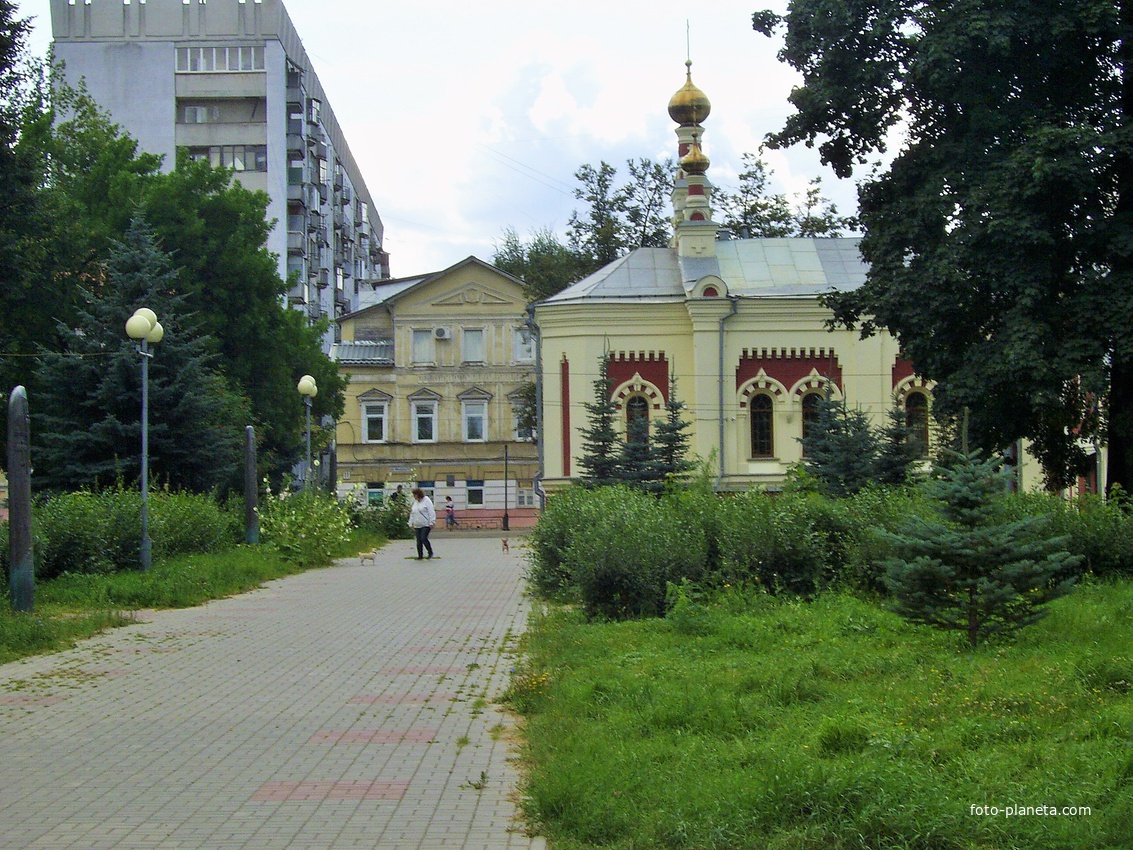 Вид на Скорбященскую церковь и ул. Минина