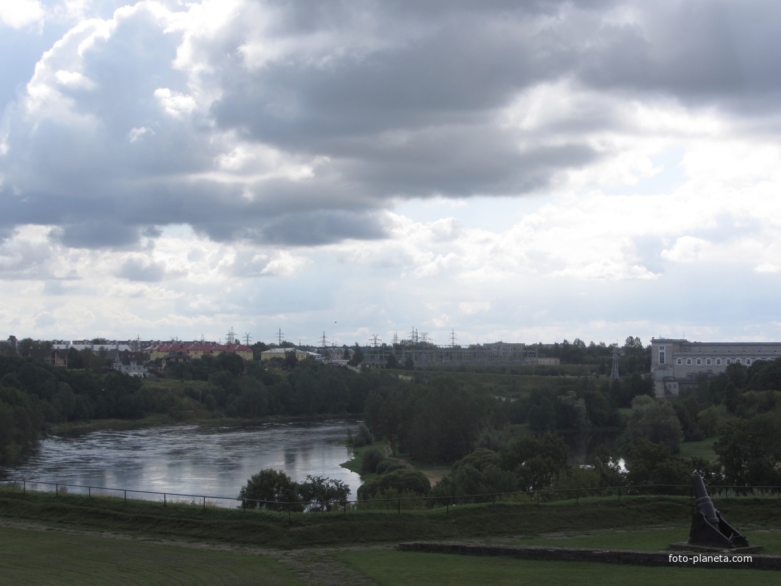 Вид на Ивангород с Нарвской стороны
