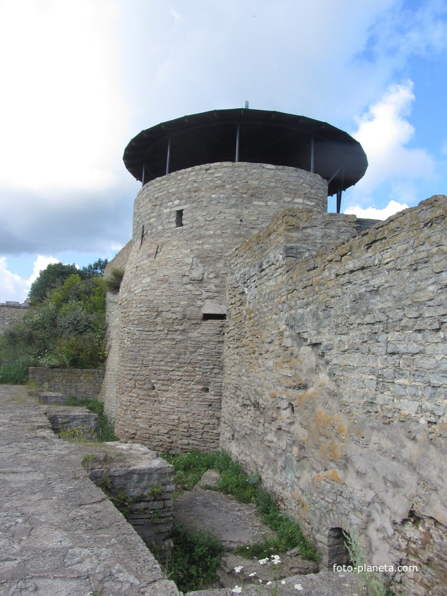 Вид на башню  Нарвской крепости