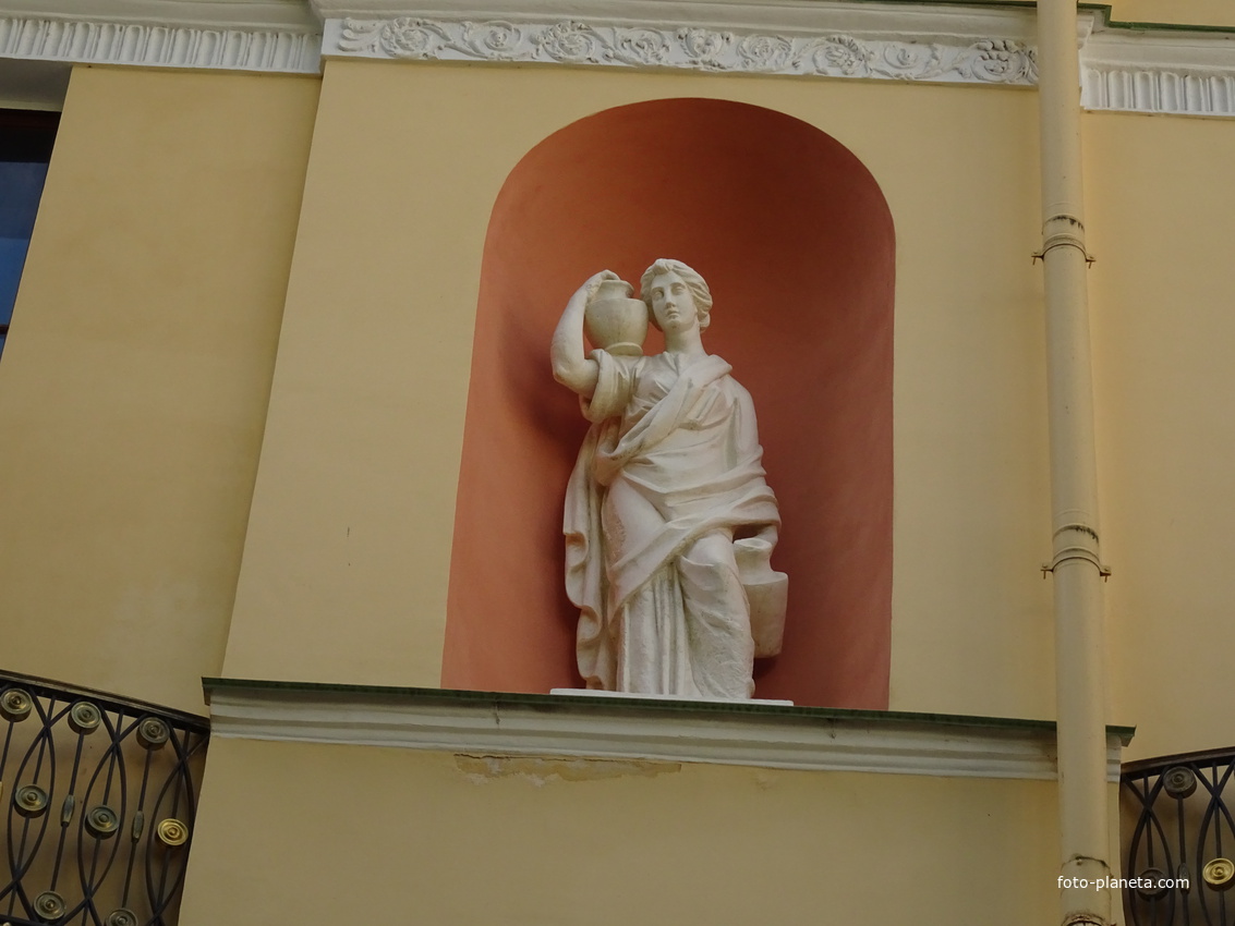 Скульптура в нише Агатовых комнат