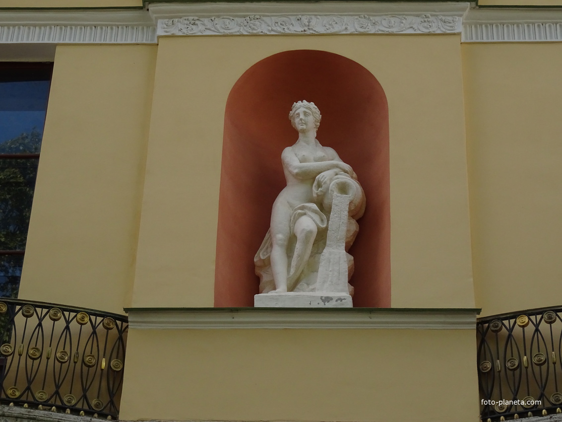 Скульптура Наяды в нише Агатовых комнат