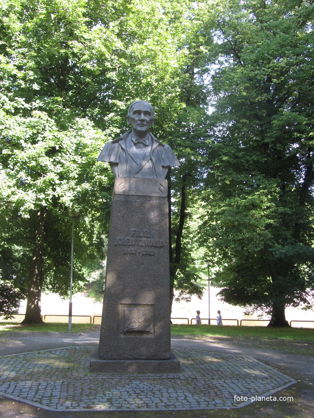 Памятник Крейцвальду в Тарту