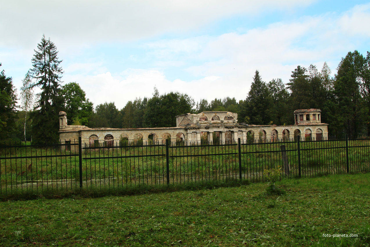 Парк Зверинец. Павильон Птичник.