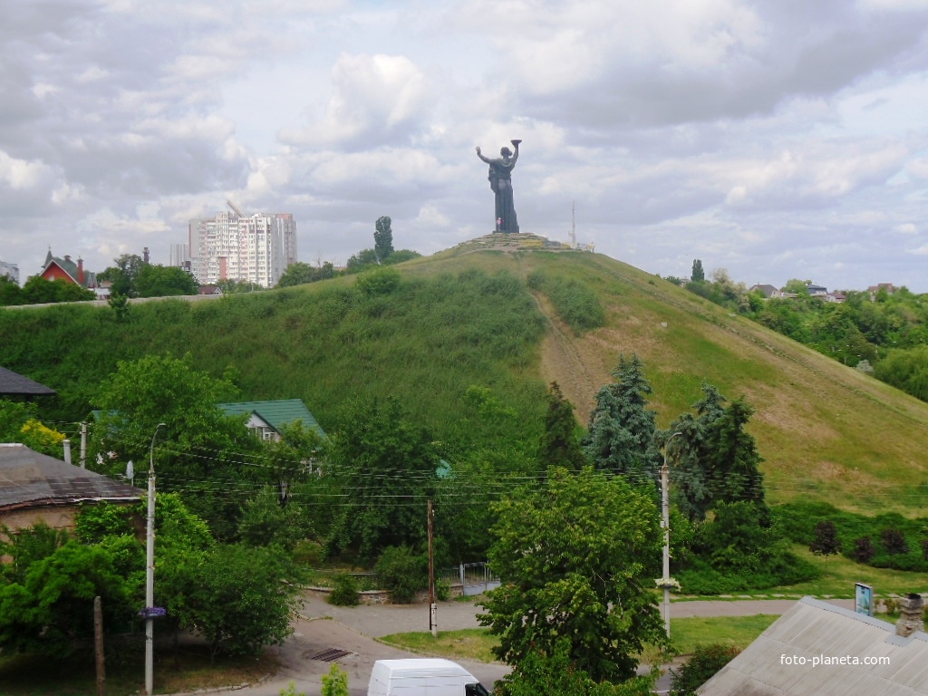Вид на Холм Славы с парка им Богдана Хмельницкого.