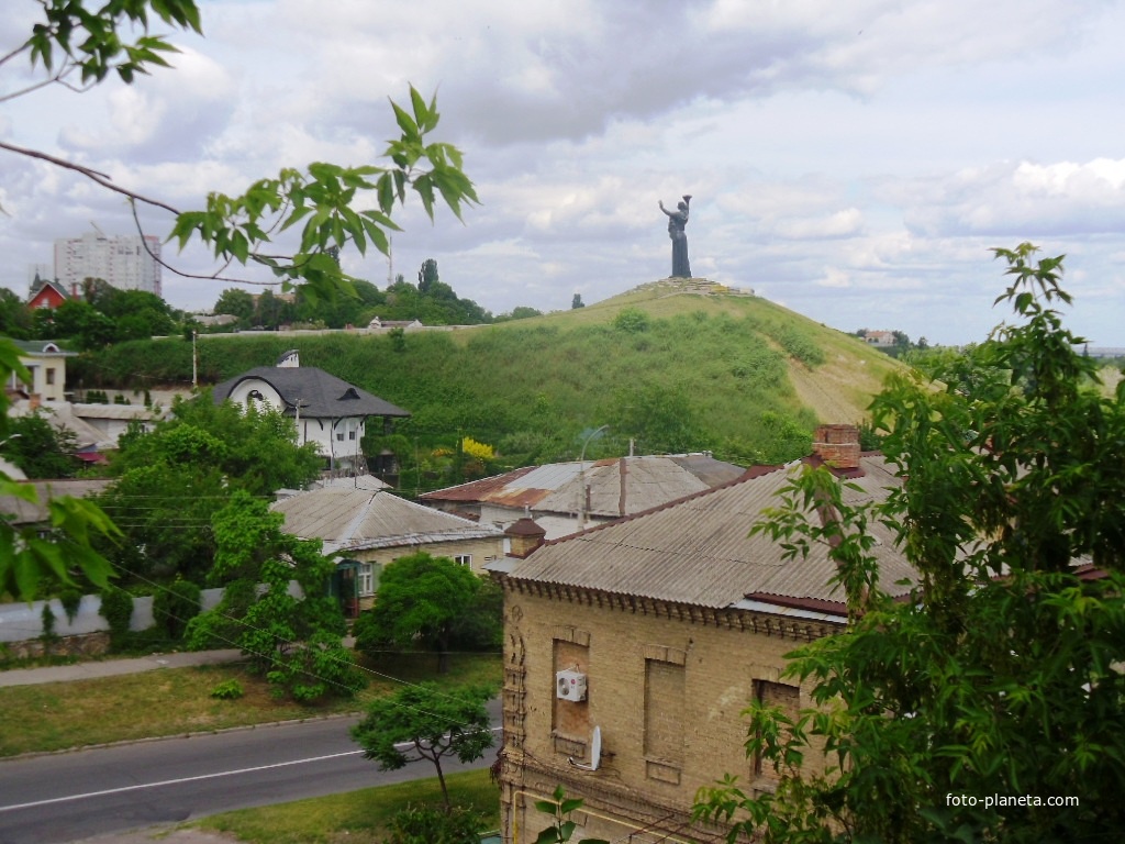 Вид на Холм Славы с парка им Богдана Хмельницкого.