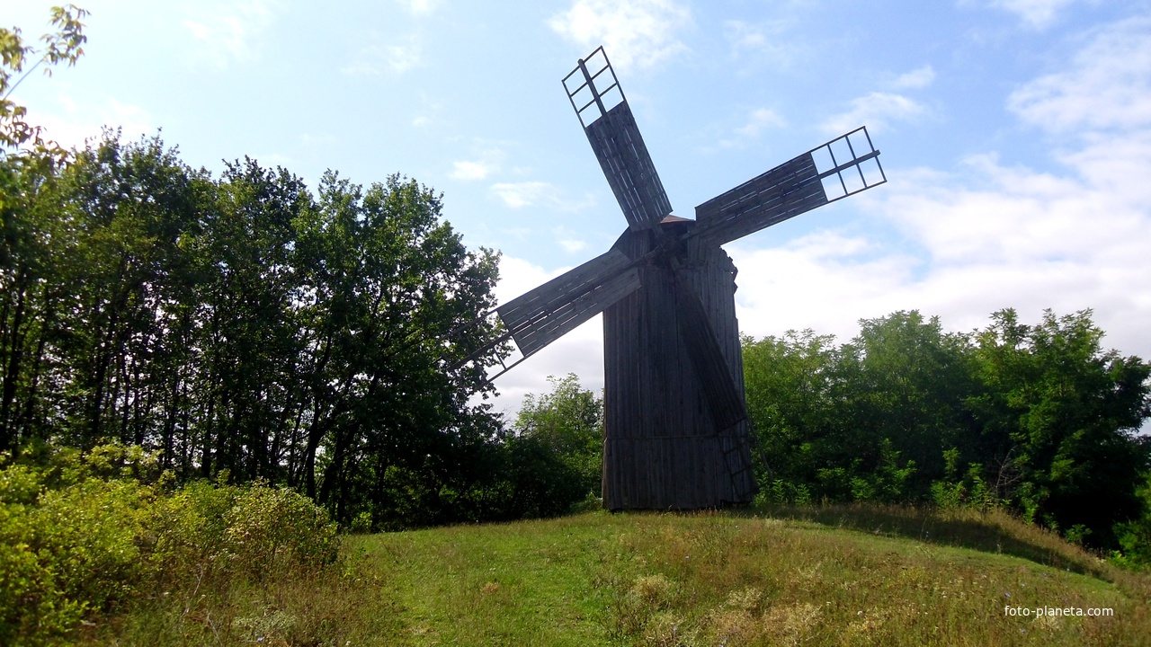 Одинцівскький вітряк побудованний в 1906 році жителем села Івківці Оксентієм Одинцем.