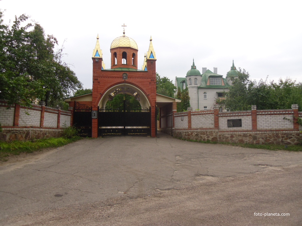 Вхід до Мотроненьского монастиря