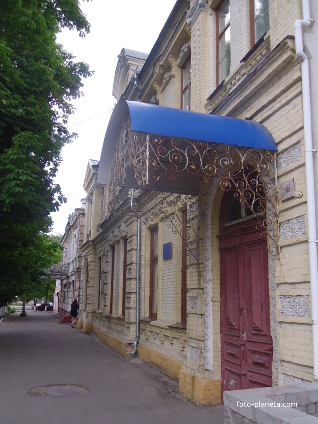 Доходный дом предпринимателей Ф. И. Лысака и М. Ф. Гаркавенко (сейчас - Черкасская музыкальная школа № 1 им. Н. В. Лысенко)построен в 1870 году.