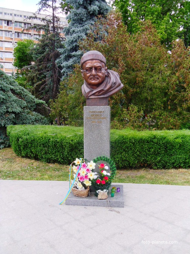 Пам&#039;ятник генерал-майору Мамоту Ігорю Федоровичу.