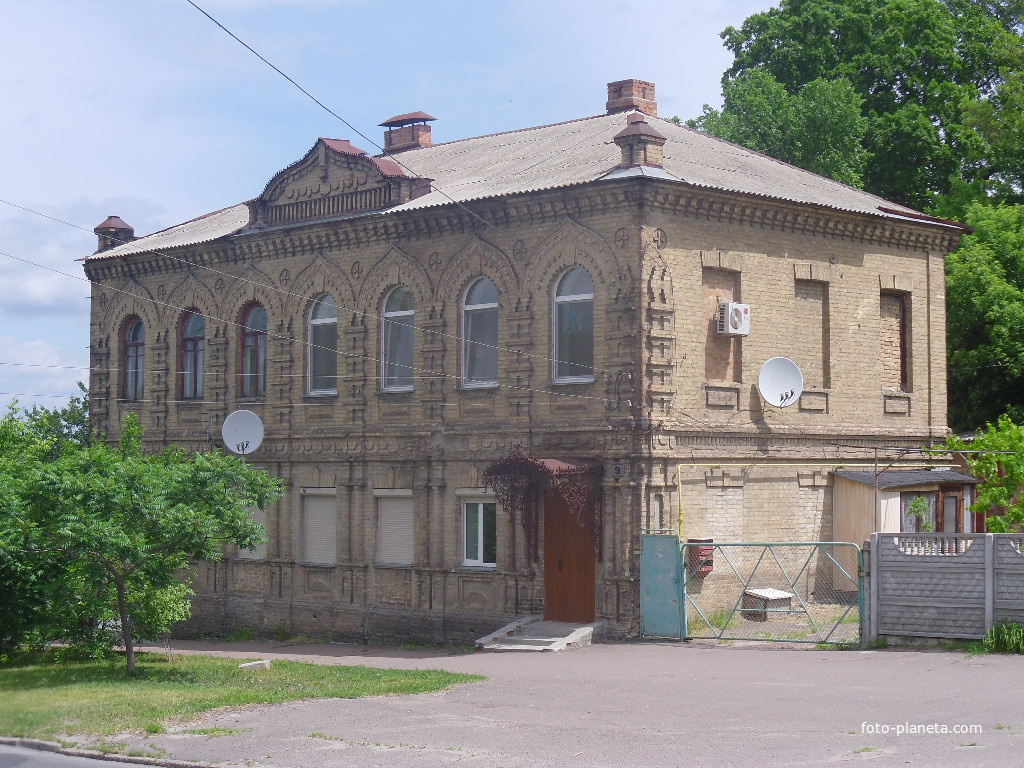 Дом построенный еврейским купцом Школьниковым в 1890 годах, улица Замковый спуск.