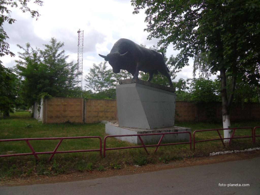 Памятник быку возле мясокомбината