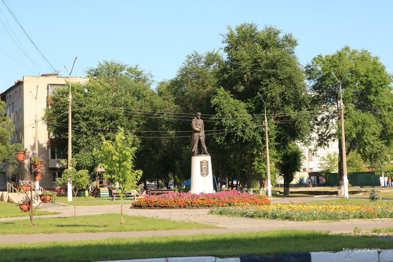 Проспект Маршала Борзова, памятник маршалу морской авиации И.И. Борзову