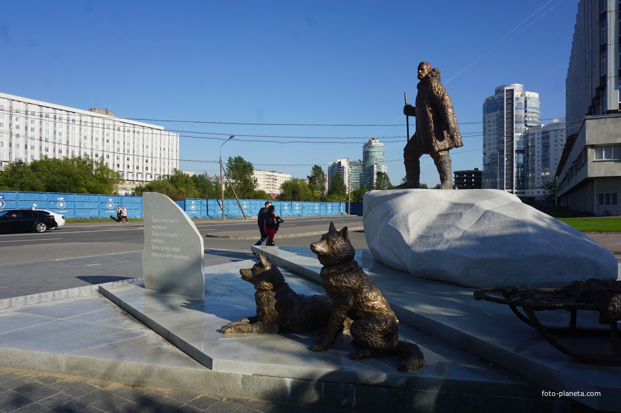 Памятник исследователям Арктики.
