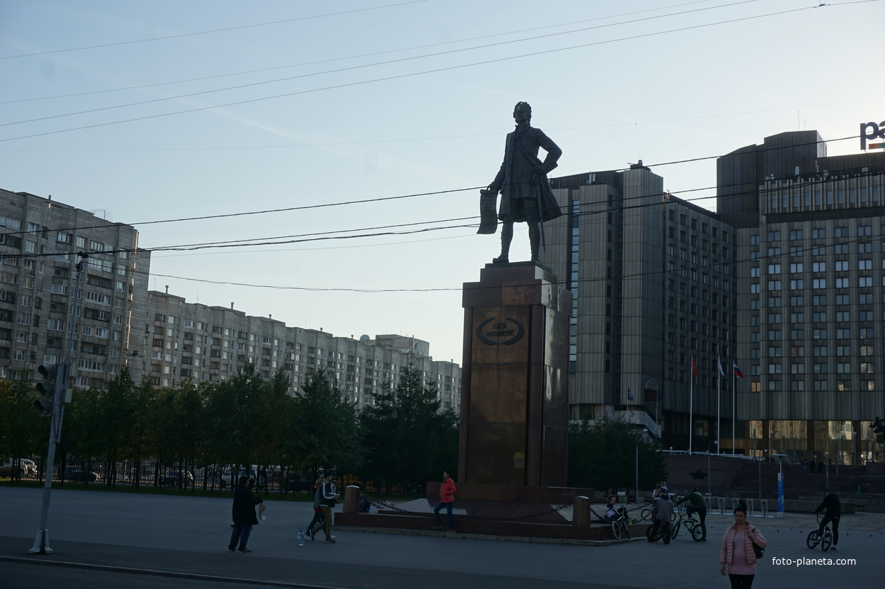 Памятник Петру.