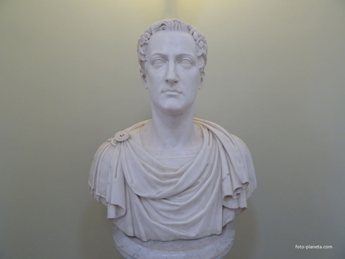 Гатчинский дворец. Ротонда под гербом.