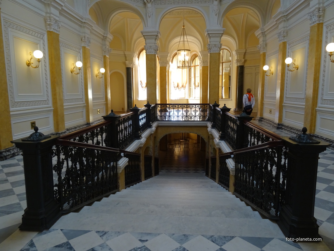 Гатчинский дворец. Ротонда под гербом.