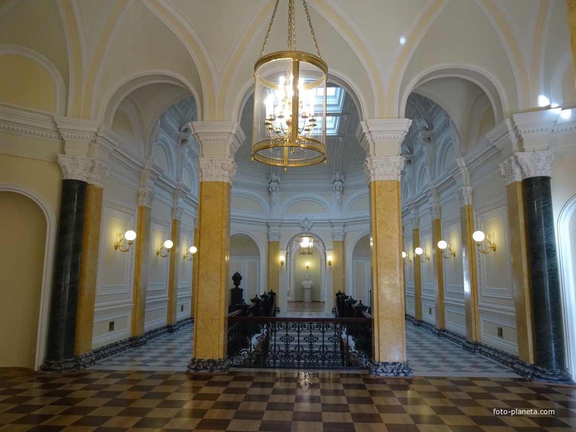 Гатчинский дворец. Ротонда под гербом.