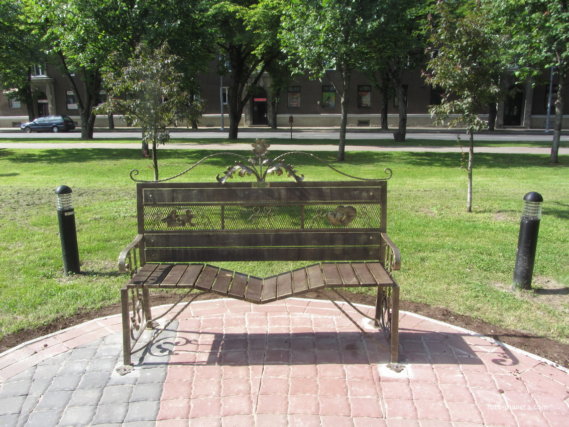 В сквере у ДК &quot;Ругодив&quot;. Скамья примерения