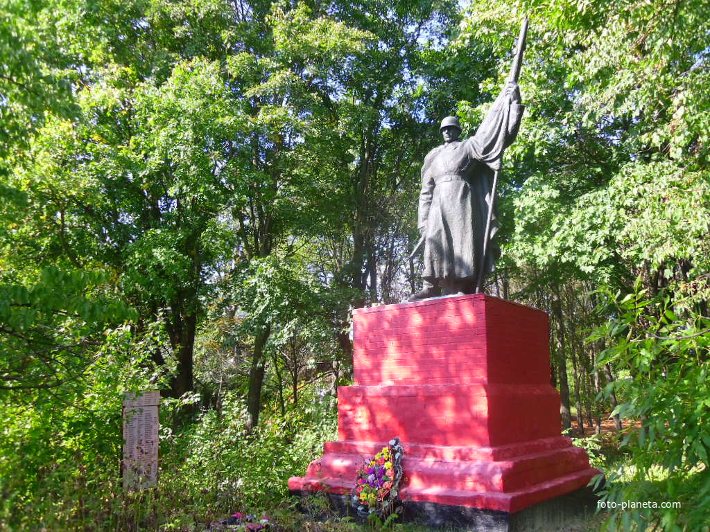 Памятник(1) воинам-освободителям села,от немецко-фашистских захватчиков.