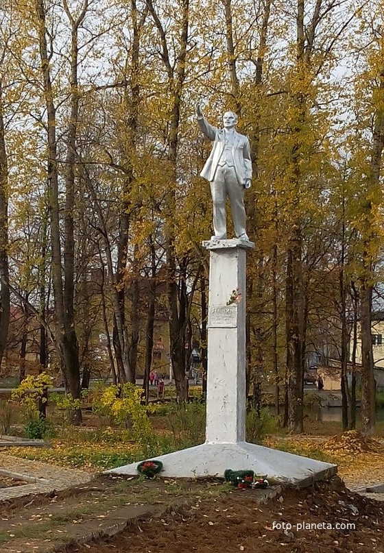 В.И.Ленин памятник в сквере посёлка Ленинское