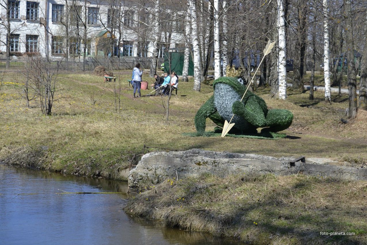 Царевна лягушка в сквере посёлка Ленинское