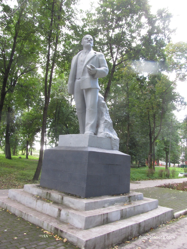 В городском парке  Победы памятник Ленину