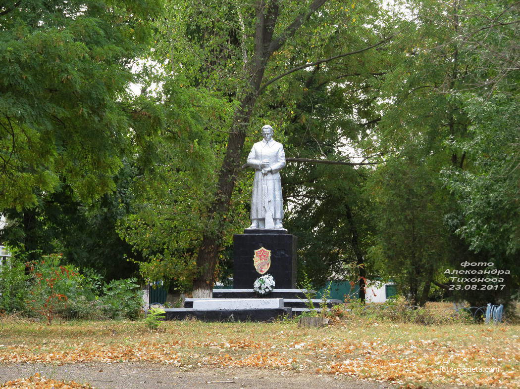 Суходольск ростов. Неизвестный солдат в Азово памятник. Памятники Суходольска.