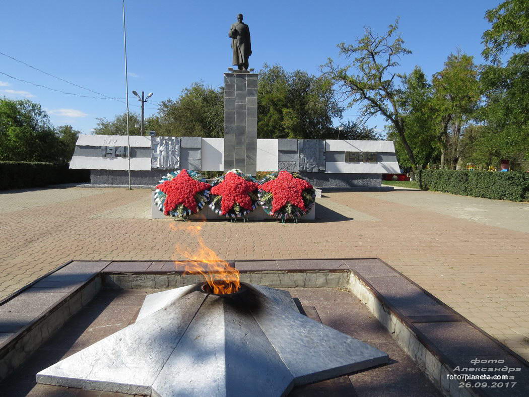 Зимовники ростовская область. Памятники в поселке Зимовники. Центральный мемориал Зимовники. Центральный мемориал Зимовники Ростовская. Вечный огонь Зимовники.