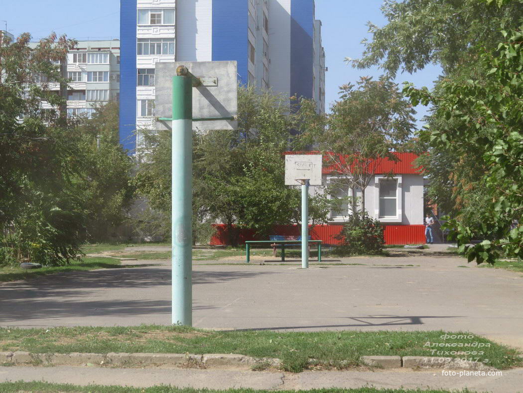 Баскетбольная площадка на Курчатова,57