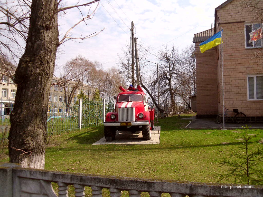 Раритетний пожежний автомобіль ГАЗ-63 пмг-19(1951 року випуску), біля пожежної частини.