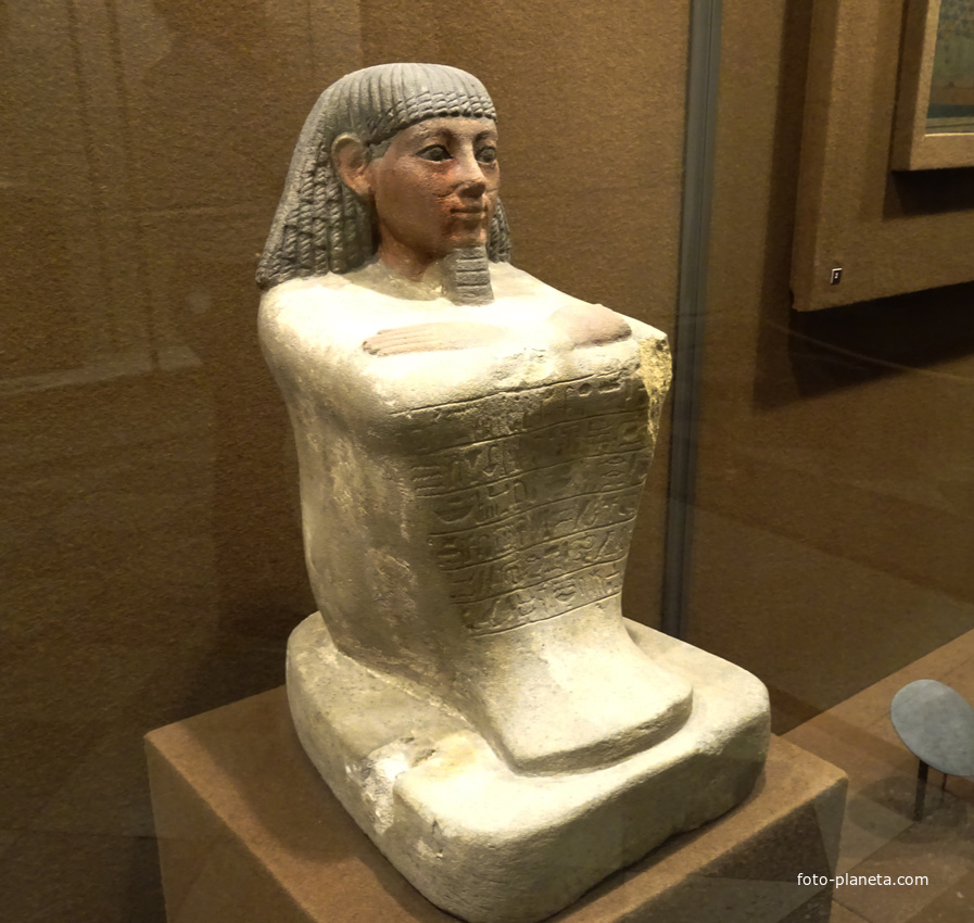 Зал Древнего Египта. Кубоидная статуя писца счёта зерна.