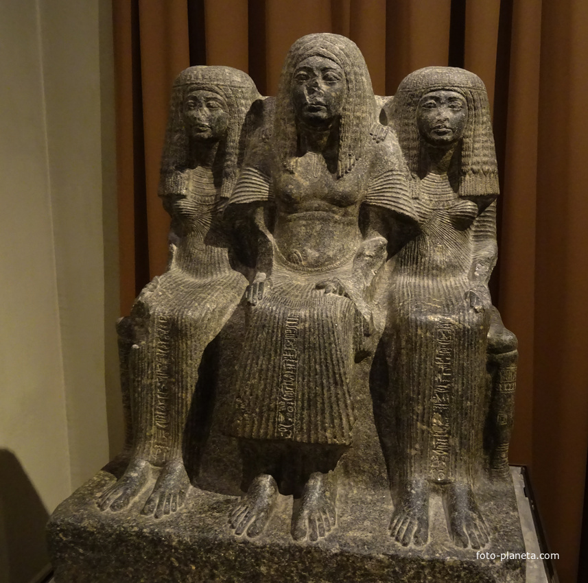 Зал Древнего Египта. Семейная группа градоначальника Фив с женой и матерью.