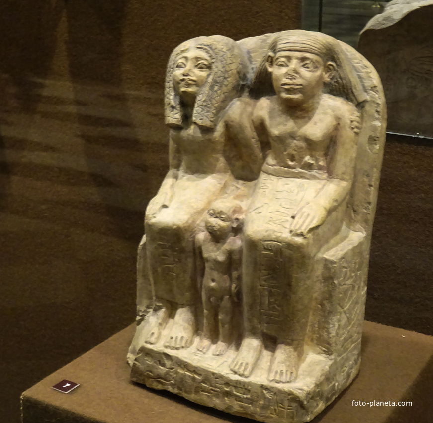 Зал Древнего Египта. Семейная группа писца Шери с женой и сыном.