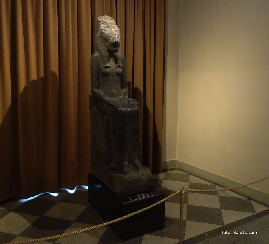 Зал Древнего Египта. Статуя богини Мут-Сохмет.