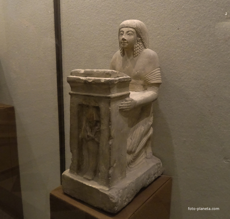 Зал Древнего Египта. Статуя мужчины с наосом.