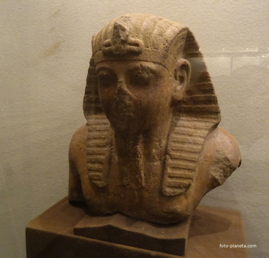 Зал Древнего Египта. Статуя фараона.